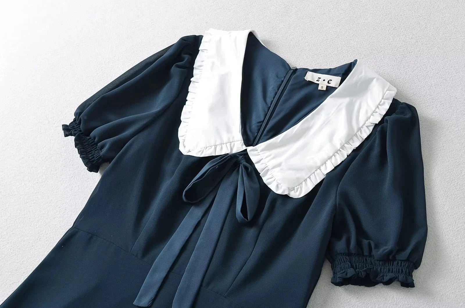 Luxus-Kleider für Damen, 2022, Sommer, kurzes Kleid, sexy, französisches Minikleid, kurzes Puffärmel-Minikleid mit Schleifendetail, Punktedruck.