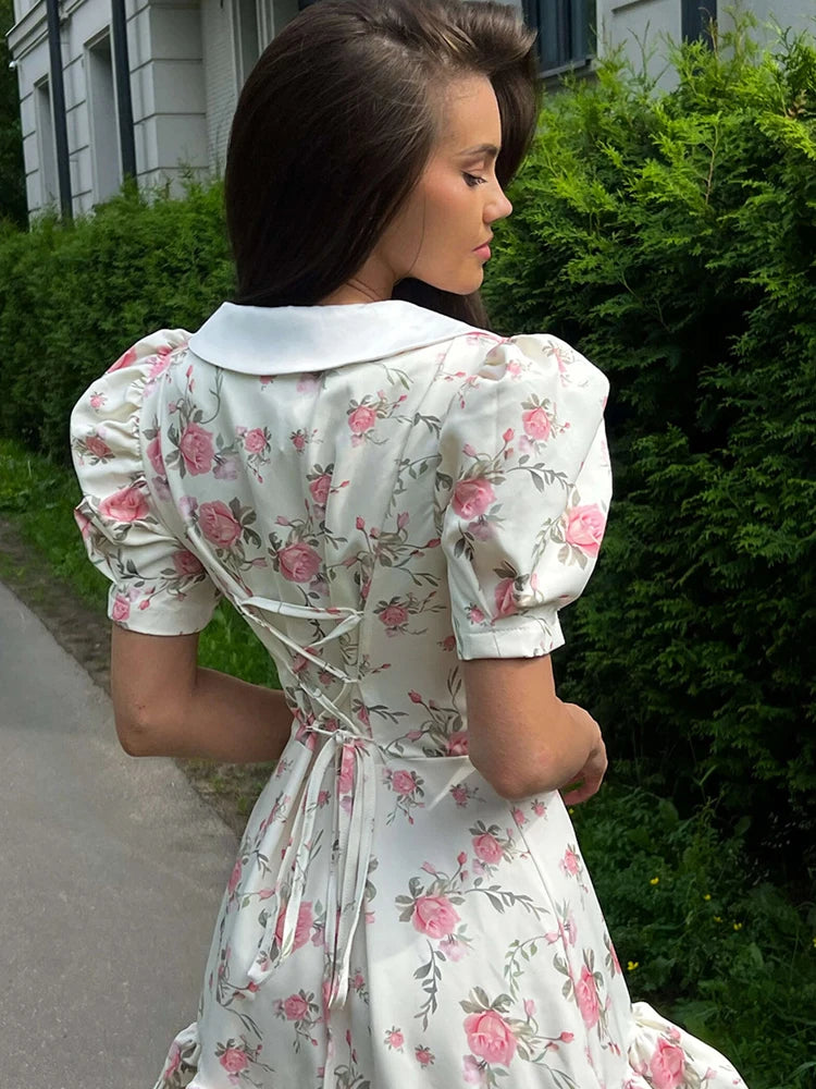 Bonnie Forest Elegantes, kurzes Puffärmel-Minikleid mit weißen Blumenrüschen für Damen, Partykleider mit Knopfdetail und Spitze am Rücken, Clubwear.