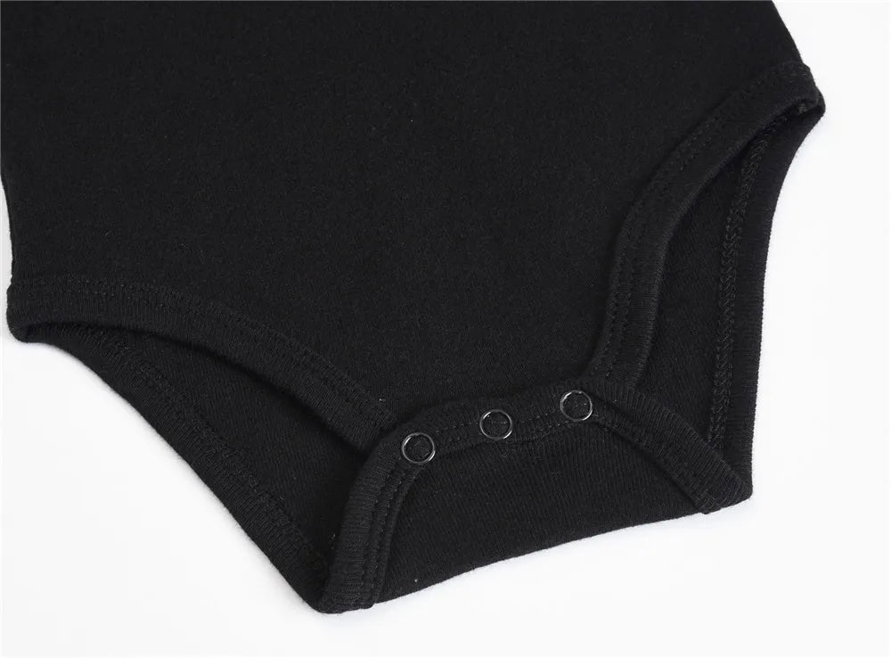 2025 Sommer Unisex Baby Body 0-24 Monate Kurzarm 100 % Baumwolle Weiß Schwarz Grau Design Säuglingskleidung.