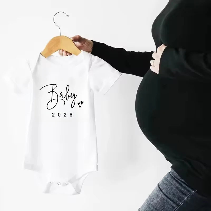 Baby 2026 Schwangerschaftsankündigung Neugeborenes Baby Bodys Baumwolle Sommer Jungen Mädchen Strampler Overall Kleidung Outfit.