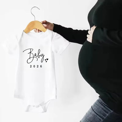 Baby 2026 Schwangerschaftsankündigung Neugeborenes Baby Bodys Baumwolle Sommer Jungen Mädchen Strampler Overall Kleidung Outfit.