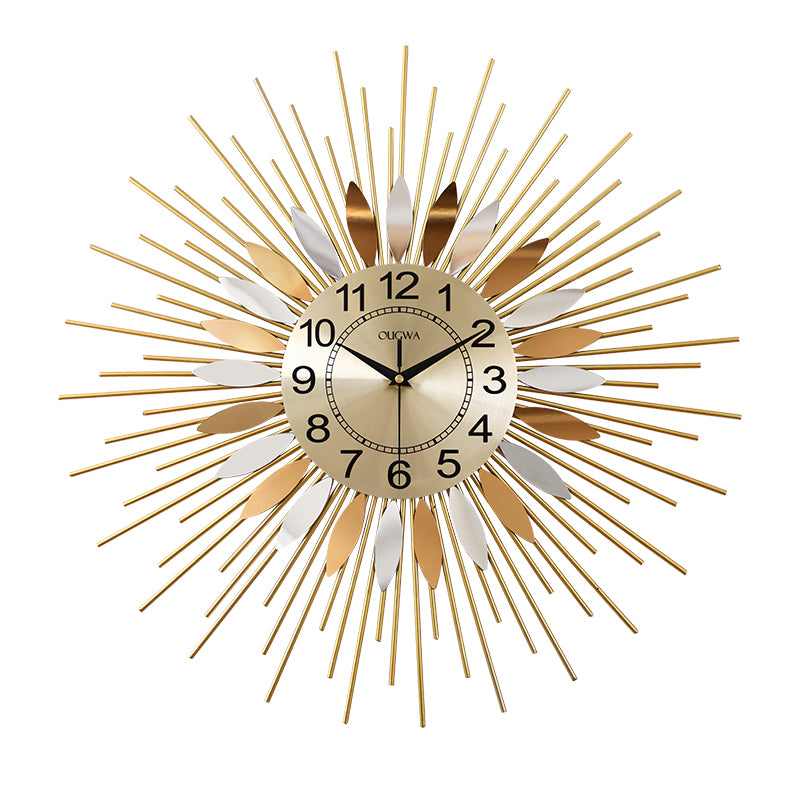 Strahlende Sonnenwanduhr mit goldenen Eisenstangen und Eisenplatten mit orangefarbenen Flammen, robustes Design, symbolisiert Hoffnung und Wohlstand