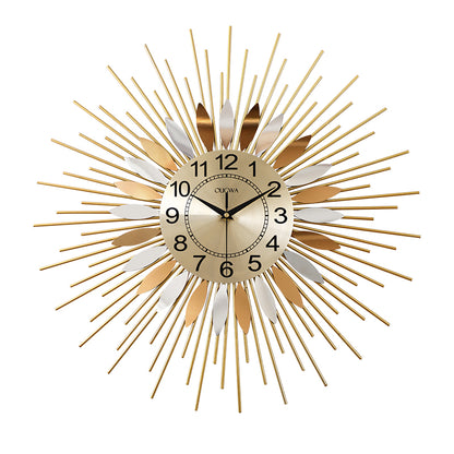 Strahlende Sonnenwanduhr mit goldenen Eisenstangen und Eisenplatten mit orangefarbenen Flammen, robustes Design, symbolisiert Hoffnung und Wohlstand