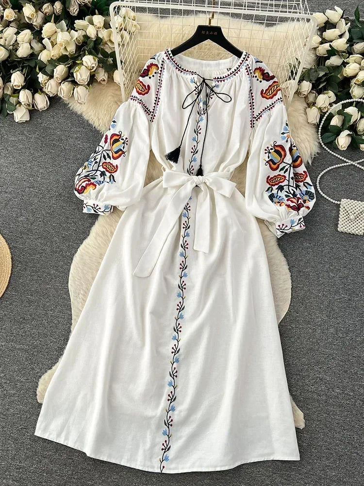 Frauen Frühling Herbst Kleid Vintage Ethnischen Stil Laterne Langarm Bestickt Rundhals Schlank A-linie Baumwolle Leinen Kleid D4930.