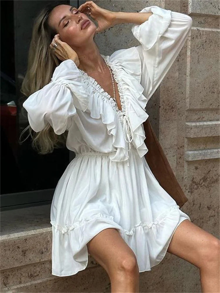 Glänzendes gekräuseltes weißes Mini kleid mit V-Ausschnitt, weibliches Patchwork, langärmliges, elegantes Verband-Mode kleid, hoch tailliertes Schnür kleid für Frauen