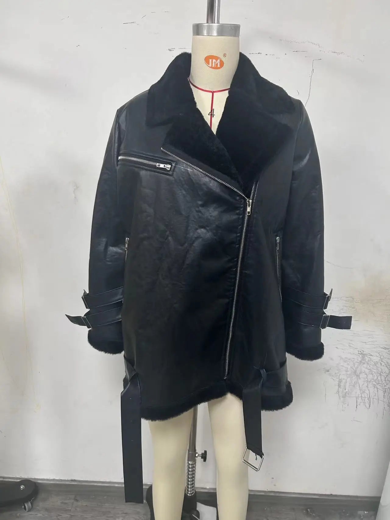 Die neue Damenjacke mit extra dicker, warmer und extra dicker Lammfeder-Reiterjacke mit Kunstfell