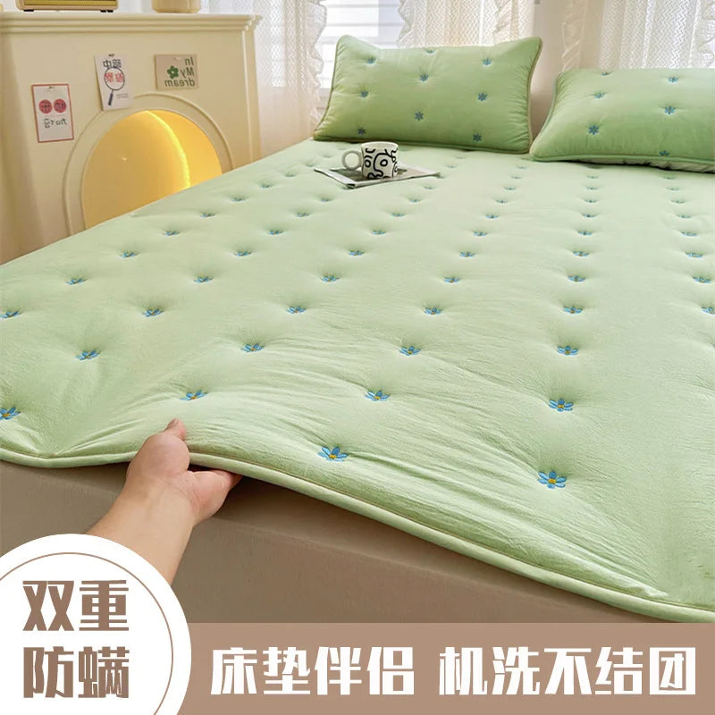 Removable Mattress Protector Thin Lightweight Bed Cover Fits All Sizes Easy to Clean.