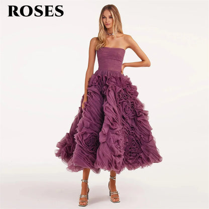 ROSES Lila Elegantes, wunderschönes Ballkleid, trägerloses formelles Tüllkleid mit Falten, gestuftes A-Linien-Abendkleid von Sezuza), maßgeschneidert.