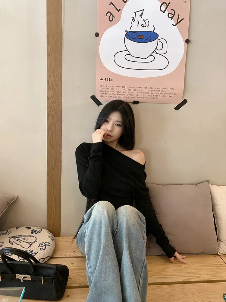 Slim Fit Long Sleeve T-Shirt Shoulder Bared One Shoulder Style Casual Streetwear for Young Women Fashionable And Stylish