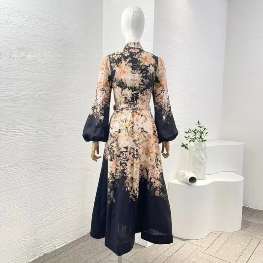 Schwarzes Leinen-Midikleid mit Rokoko-Blumendruck, langen Ärmeln und hoher Taille