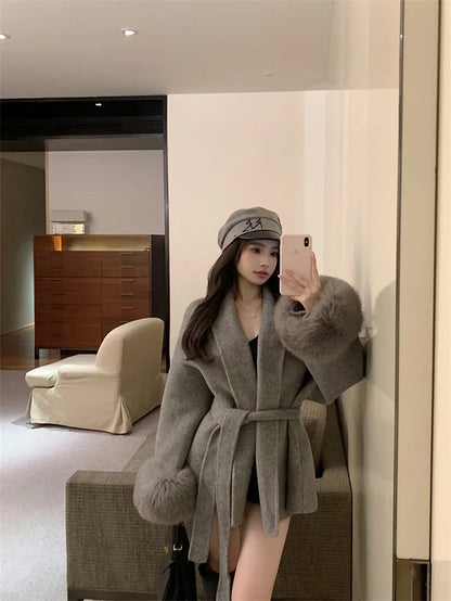 Grauer Wollmantel mit Krawatten-Taillenkollektion für Damen im Herbst und Winter 2024, neuer langärmeliger, lockerer High-End-Cape-Mantel, mittellanges Oberteil