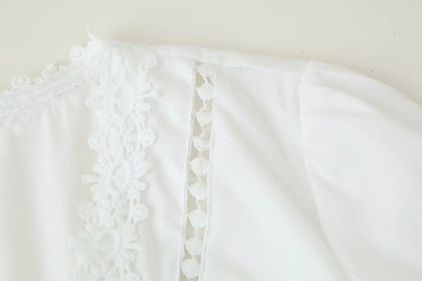 Modisches Slim-Fit-Midikleid mit V-Ausschnitt für Damen, Sommer 2022, aushöhlen, Spitzenbesatz, elegantes Kleid J5C226, knielang.