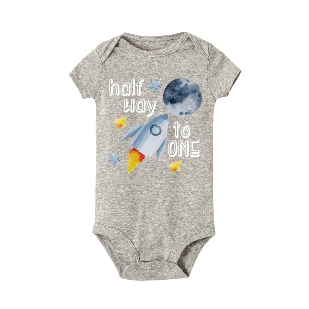 Halber Geburtstag Junge Raum Stram pler auf halbem Weg zu einem halben Body Baby 6 Monate altes Outfit 6 Monate Fotoshooting Raum 1/2 Geburtstag Shirt.