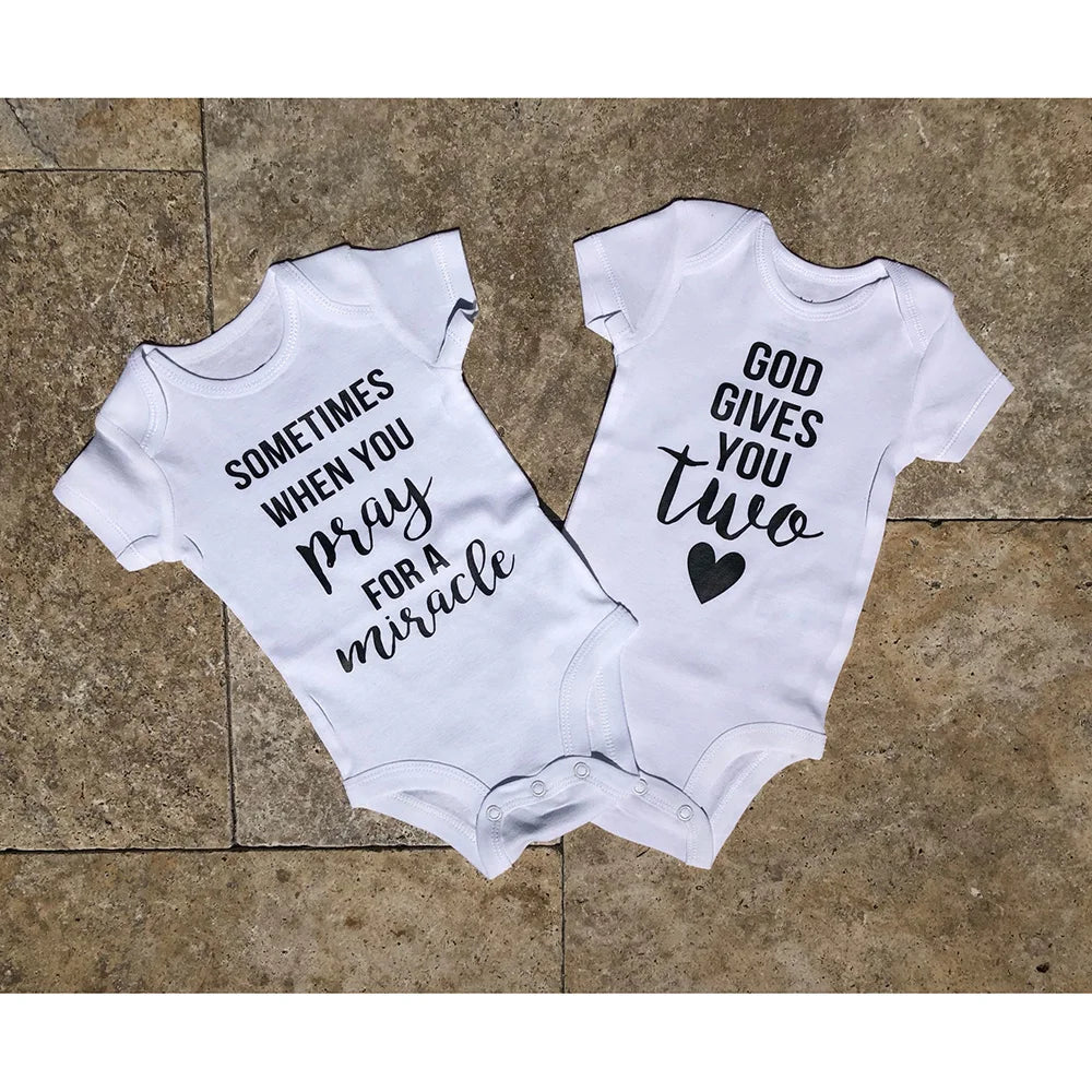 Zwillinge Neugeborenen Baby Body Sommer Infant Baby Geboren Kurzarm Kleidung Jungen Mädchen Overall Schwangerschaft Ankündigung Zwillinge Geschenke.