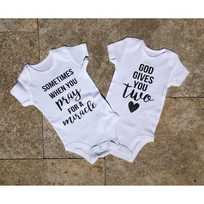 Zwillinge Neugeborenen Baby Body Sommer Infant Baby Geboren Kurzarm Kleidung Jungen Mädchen Overall Schwangerschaft Ankündigung Zwillinge Geschenke.