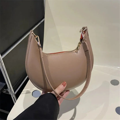 New Fashionable High-end Moon-shaped Baseball Bag, Showing Luxury, Women's Single Shoulder Bag.