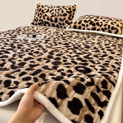 Winter Warm Velvet Mattress Cover Home Dormitory Soft Thick Quilted Bed Sheets Queen Size Bed Cover Fold Tatami Mat Bedspread.