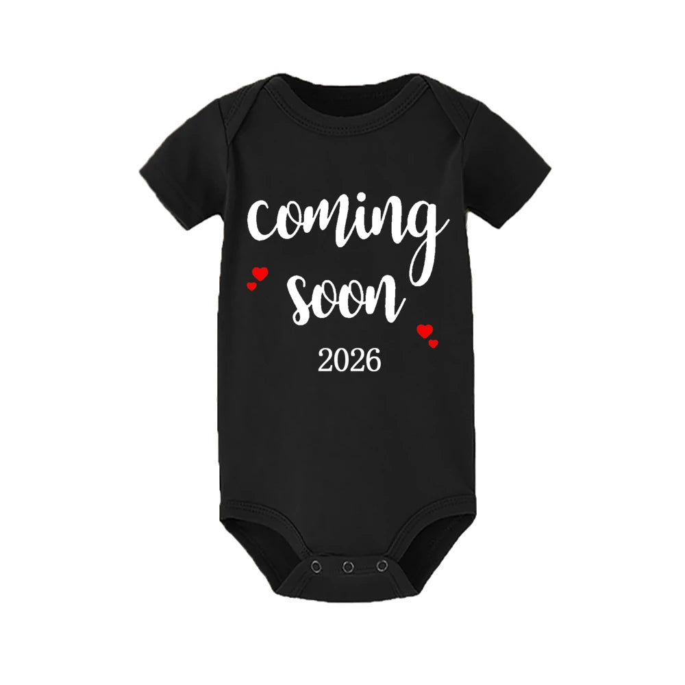 Baby-Ankündigung bald 2026 Neugeborene Baby-Bodys Sommer Jungen Mädchen Strampler Körper Schwangerschaft offenbaren Kleidung.
