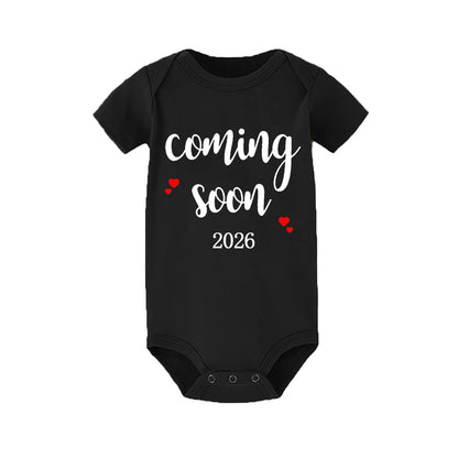 Baby-Ankündigung bald 2026 Neugeborene Baby-Bodys Sommer Jungen Mädchen Strampler Körper Schwangerschaft offenbaren Kleidung.