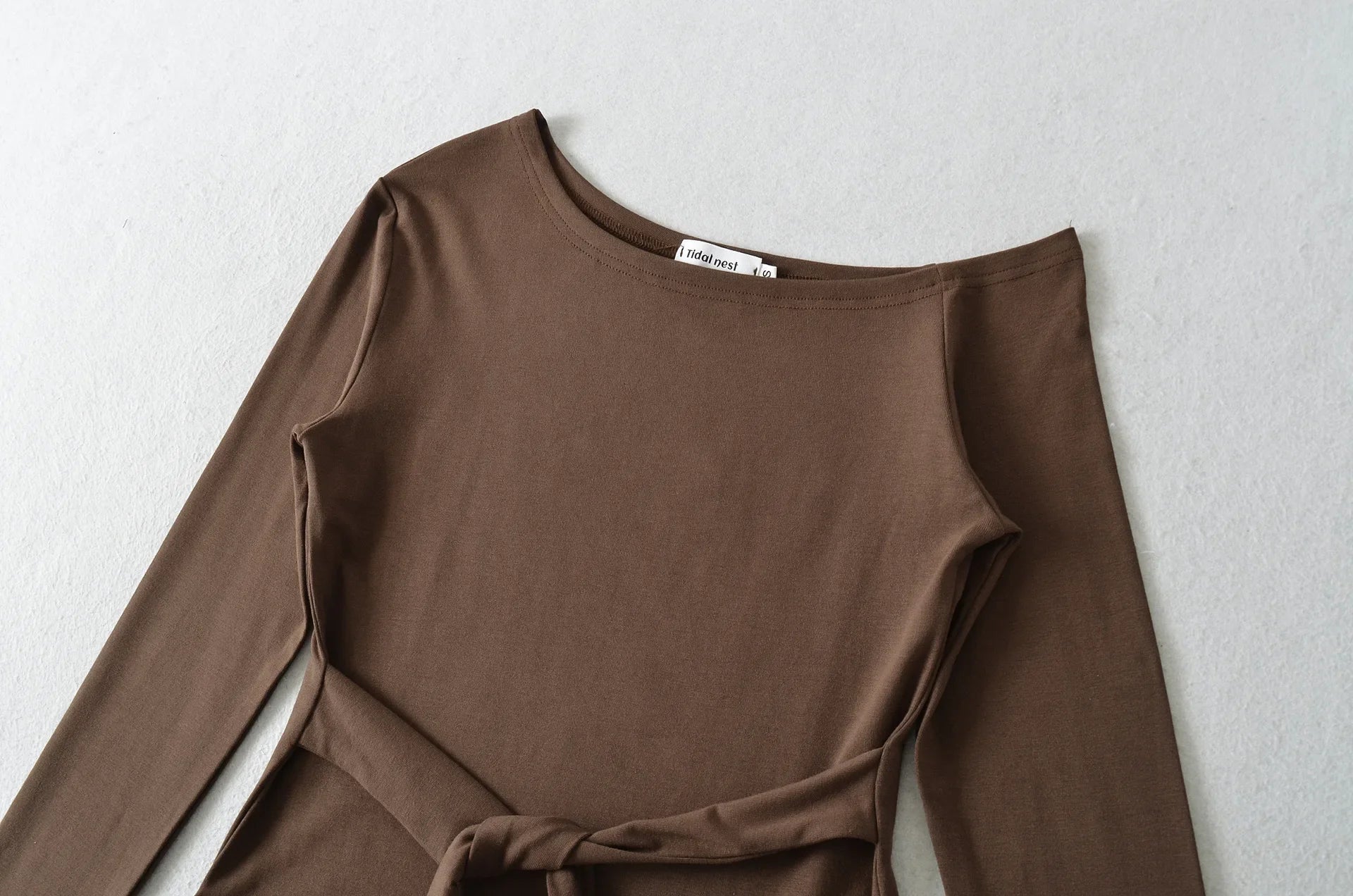 Sexy Long Sleeve T-Shirt Women's Waist Cinched Shoulder Bared Strap Design Autumn 2025 Irregular Halter Neck Top for Trendy Girl.