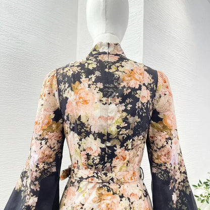 Schwarzes Leinen-Midikleid mit Rokoko-Blumendruck, langen Ärmeln und hoher Taille