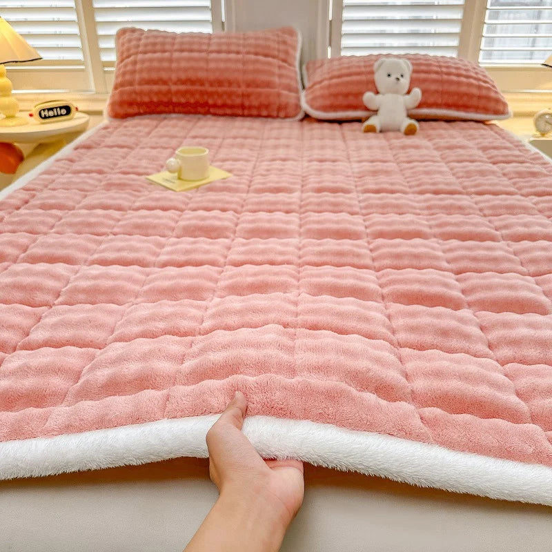 Warm Mattress Topper Quilted Bed Mat Cover Velvet Bed Linen Plush Mattress Protection Pad Матрасы Для Кровати (No Pillowcase).