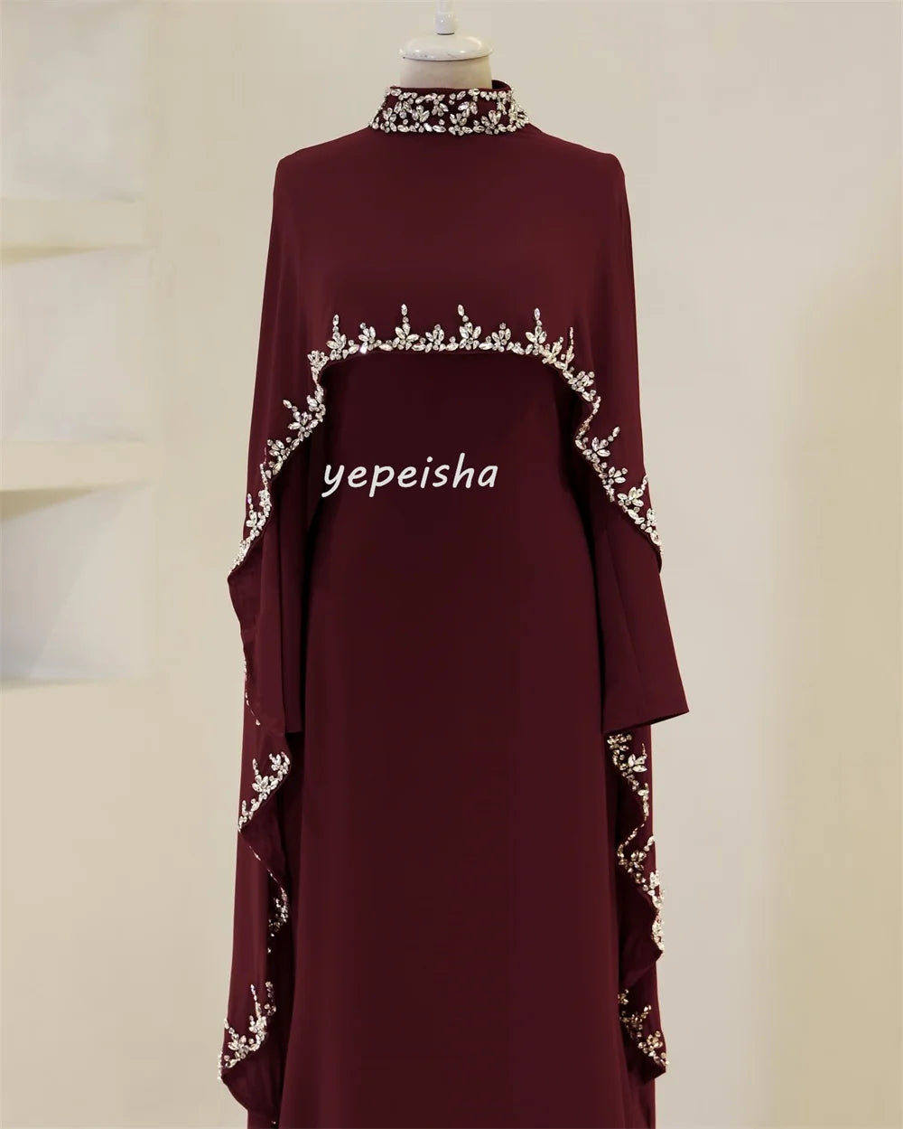 Maßgeschneiderte, moderne, komplizierte Jersey-Kleider mit Rüschen und Strasssteinen, geradem, hohem Kragen, lange Kleider, maßgeschneiderte Anlasskleider, klassisch.