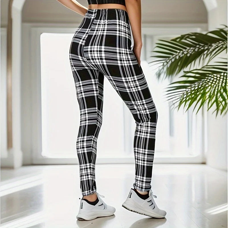 Schwarz-weiß karierte Sport- und Fitness-Leggings für Damen.