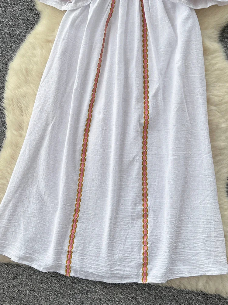 Sommer Freizeit Urlaub Langes Kleid für Frauen Neue Retro Ethnischen Stil Bestickt V-ausschnitt Ausgestellte Ärmel Taille Cinched Kleid D27.