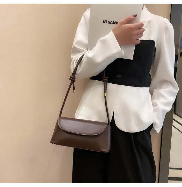 Internet celebrity retro small bag for women in autumn and winter, new trendy crossbody bag, fashionable one shoulder small bag.