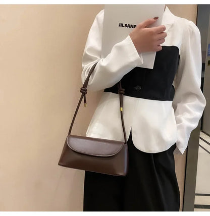 Internet celebrity retro small bag for women in autumn and winter, new trendy crossbody bag, fashionable one shoulder small bag.