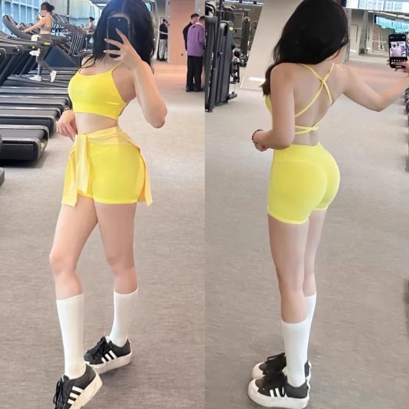 Seamless hip hugging fitness shorts, internet famous sports three part pants, high waisted and high stretch peach hip pants for.