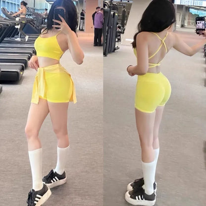 Seamless hip hugging fitness shorts, internet famous sports three part pants, high waisted and high stretch peach hip pants for.