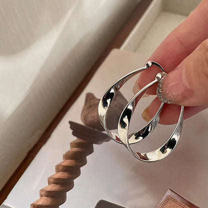 Silver Color Geometric Twisted Hoop Earrings for Women Mobius Strip Compact Earring Femininity Ear Euckle Jewelry Accessorie.