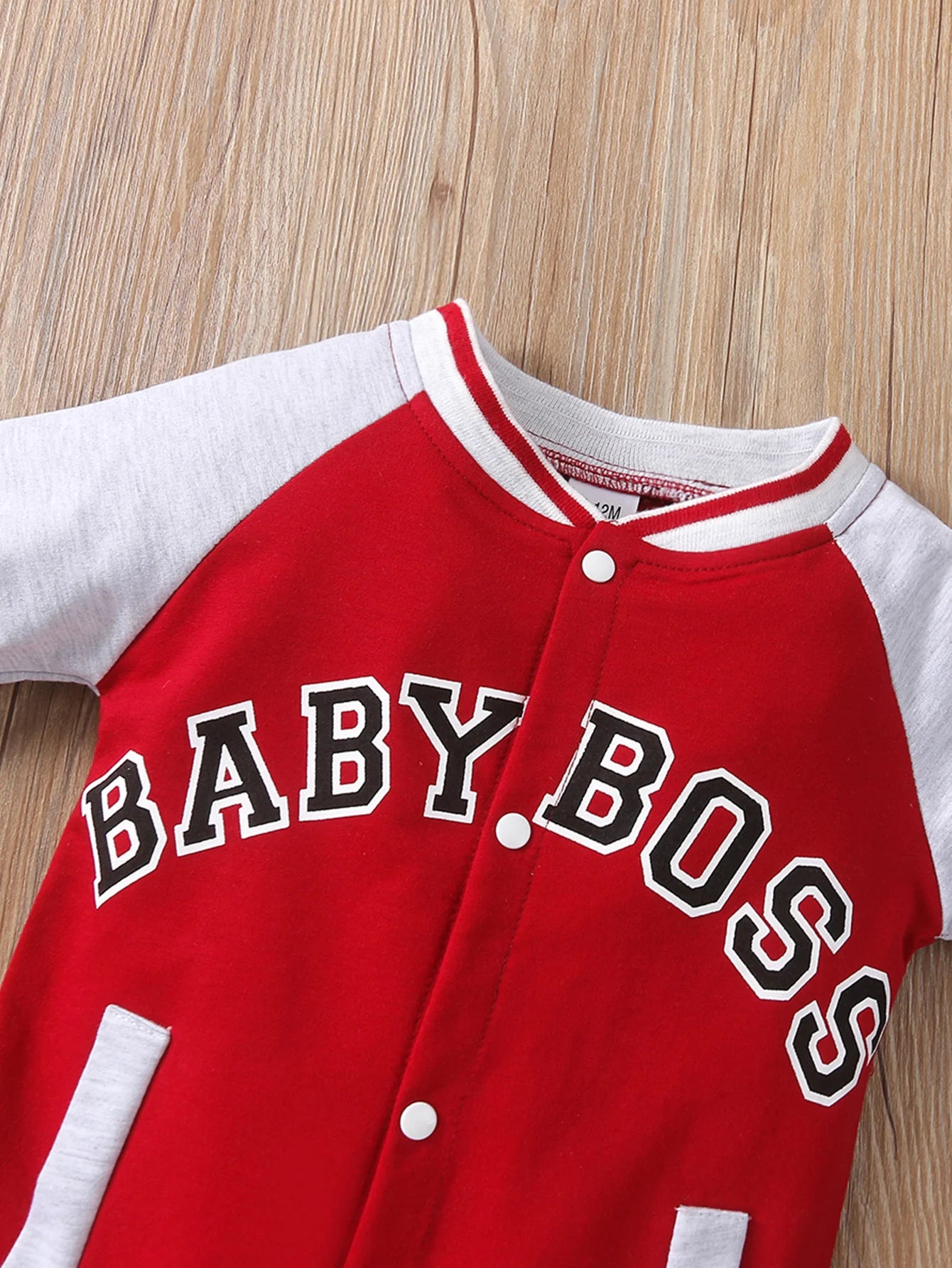 Modischer, langärmliger, süßer und personalisierter Baby-Jungen-Overall mit Rundhalsausschnitt und Buchstabendruck.