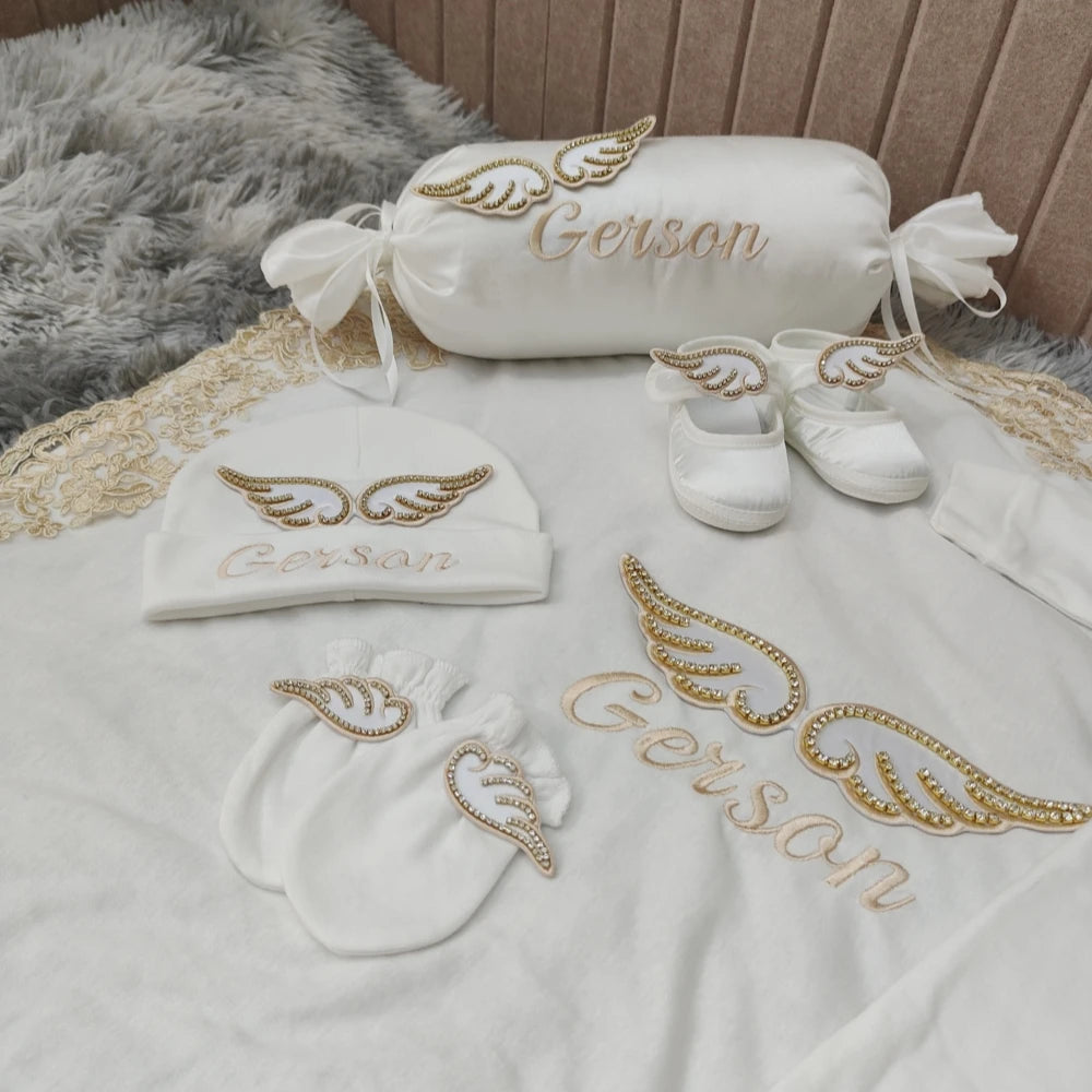 Baby Gold Angle Wings Einzigartige wesentliche Geschenkbox Personalisierter Name Strampler Set Kissen Decke Babyausstattung Outfit Geschlecht offenbaren Geschenke.
