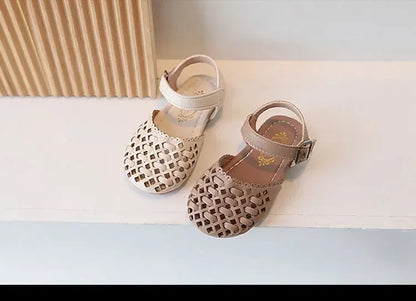 Children's Toes Capped Sandals Girl's Knitted Hollow Princess Shoes 2024 Summer New Anti Kick Soft Sole Casual Walking Shoes.
