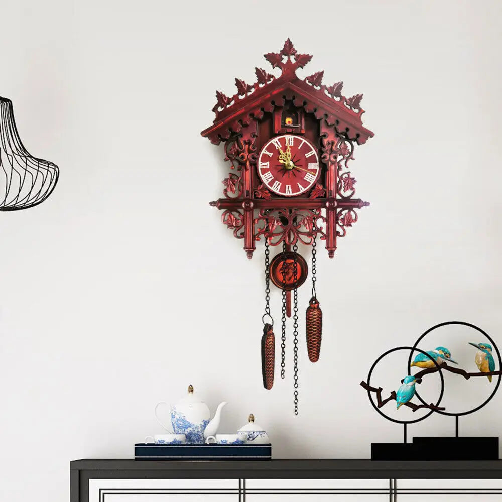 Vintage antike Wanduhr mit Kuckucksuhr und hölzernes Pendel, dekorierte Wanduhr