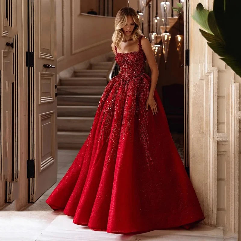Luxuriöses rotes A-Linien-Abschlussballkleid, rückenfrei, Partykleider, herzförmiger seitlicher Schlitz, bodenlang, formelles Abendkleid, maßgeschneidert, 2025.