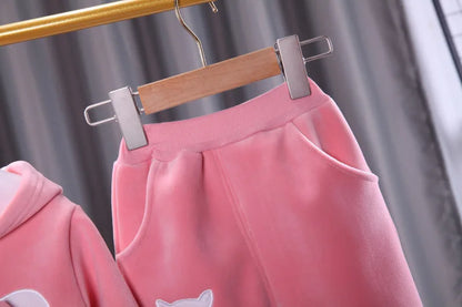 2025 new girl plus velvet sleeve winter warm and thick cartoon hat-connected top+pants two-piece 0-4-year-old children's set.