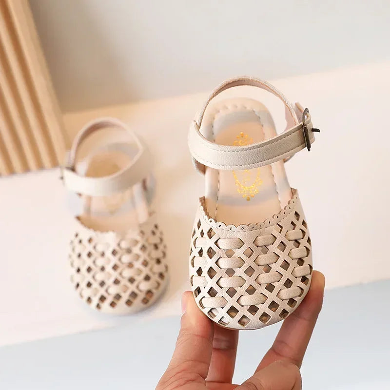 Children's Toes Capped Sandals Girl's Knitted Hollow Princess Shoes 2024 Summer New Anti Kick Soft Sole Casual Walking Shoes.