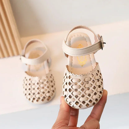Children's Toes Capped Sandals Girl's Knitted Hollow Princess Shoes 2024 Summer New Anti Kick Soft Sole Casual Walking Shoes.