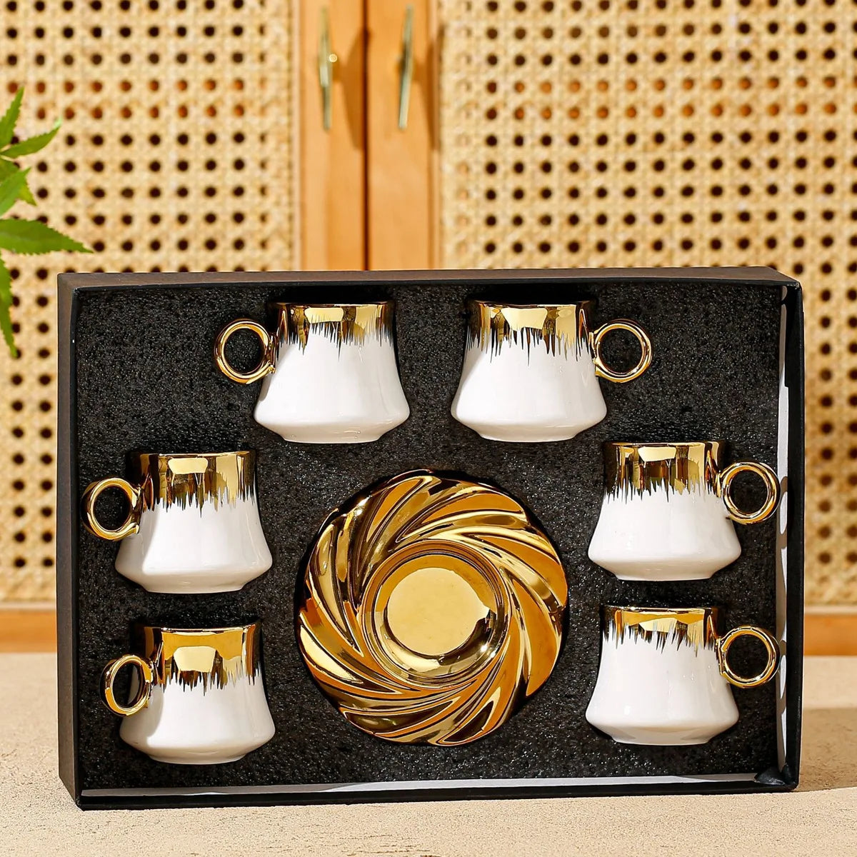 High Quality Middle East Saudi Arabia Ceramic Plated Coffee Cup Plate Set Golden Cup and Saucer Gift Box Set.