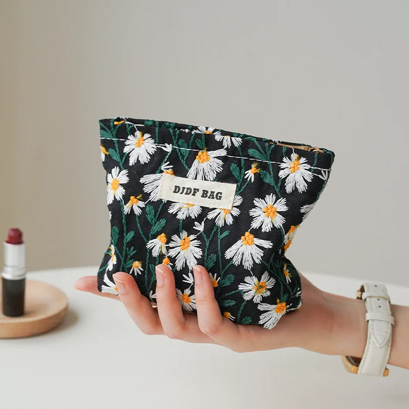 White Embroidery Daisy Women's Makeup Bag Portable Coin Purse Key Case Cosmetics Lipstick Storage Bag Commuter Liner Bag Ins