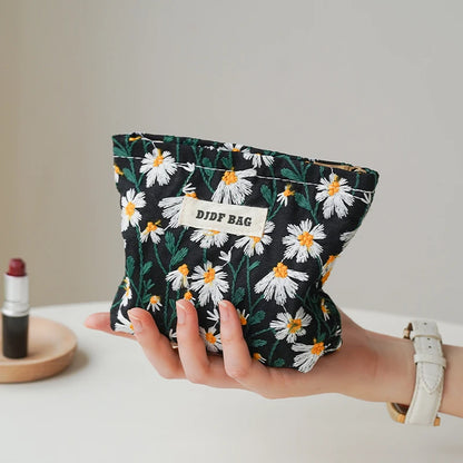 White Embroidery Daisy Women's Makeup Bag Portable Coin Purse Key Case Cosmetics Lipstick Storage Bag Commuter Liner Bag Ins