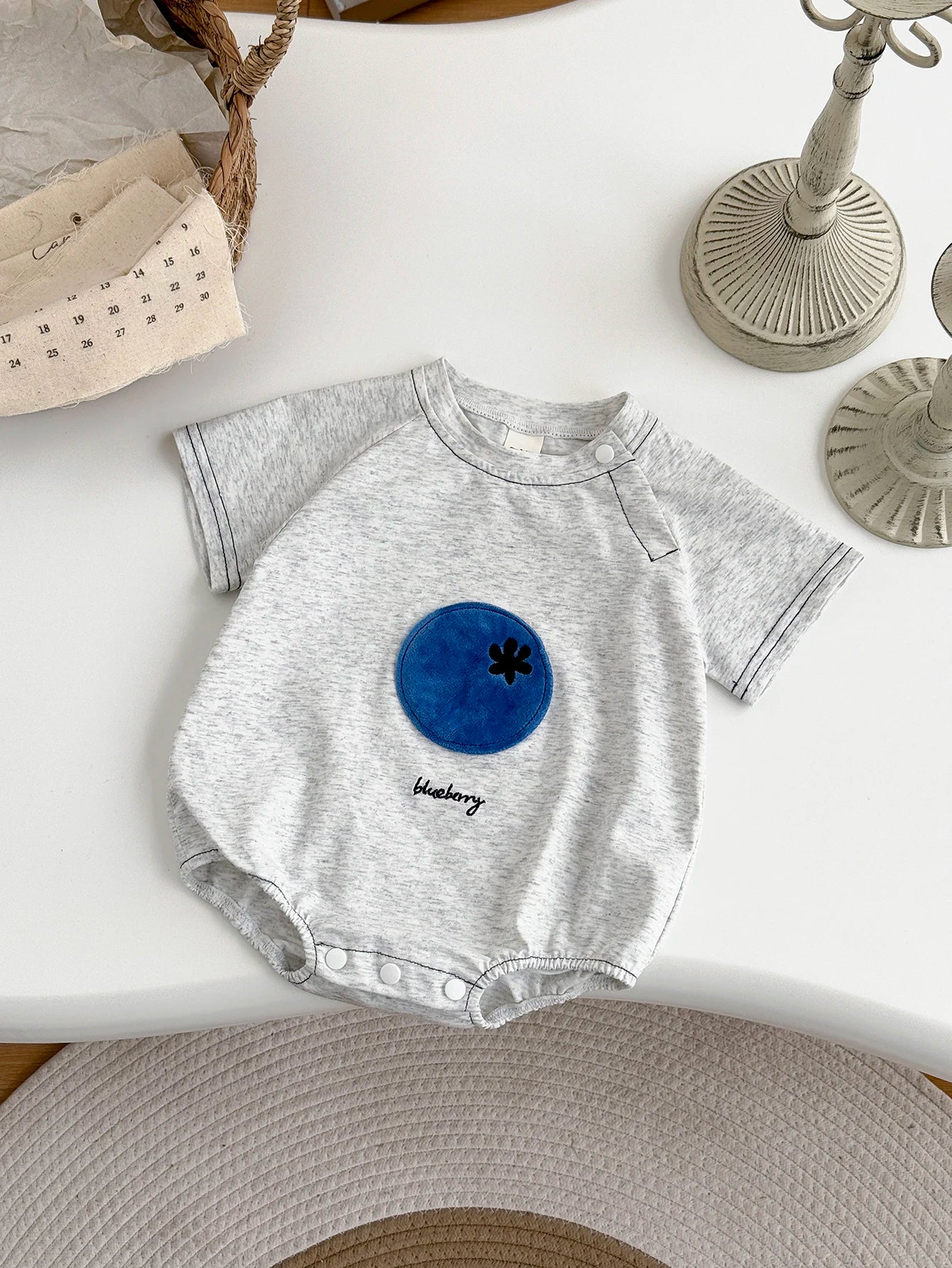 INS Sommer Neue Baby Body Neugeborenen Kleidung Jungen Mädchen Baumwolle Dreieck Strampler Plüsch brief Kurzarm Infant 0-18M