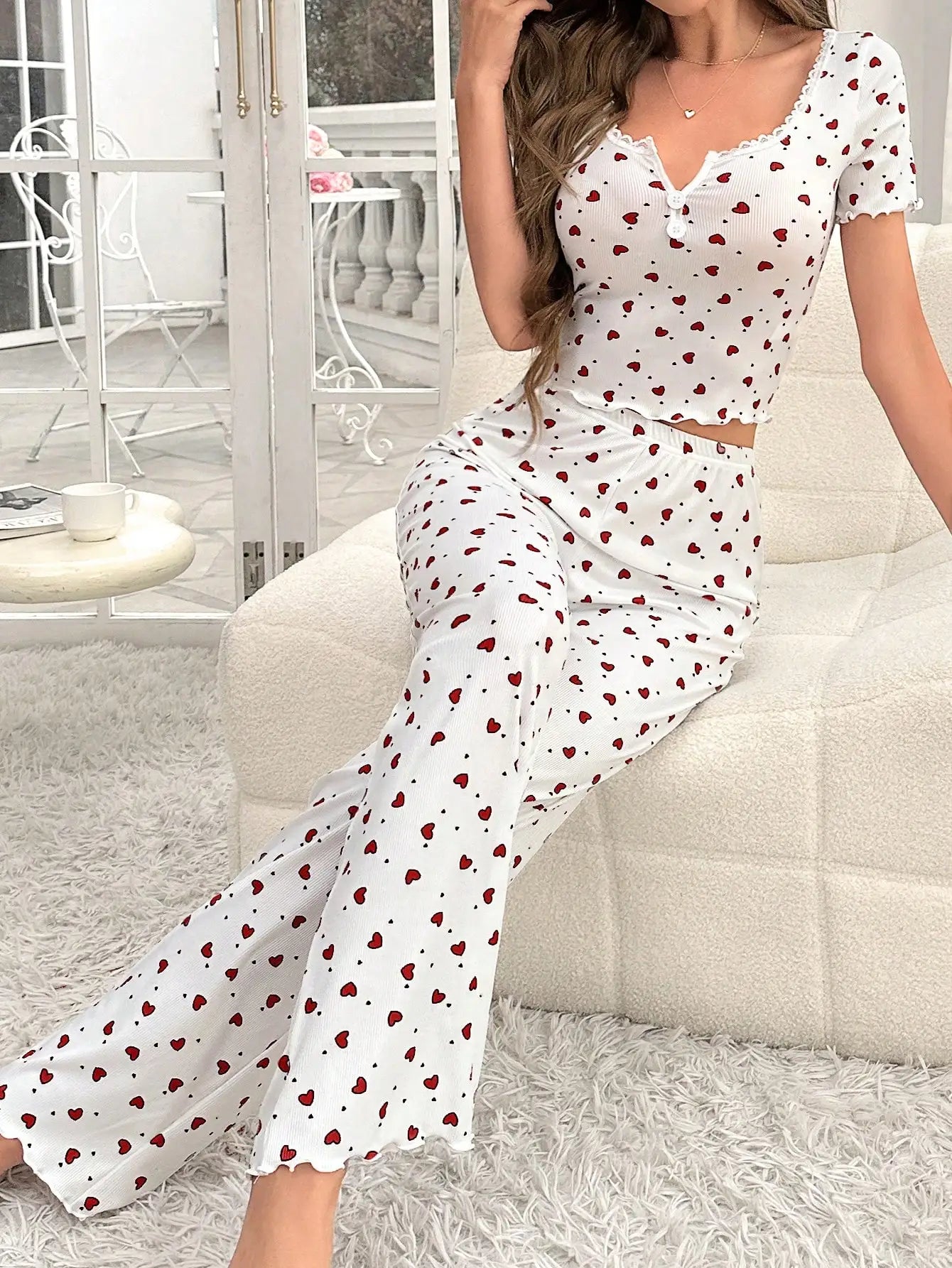 Bequemes Pyjama-Set mit herzförmig bedrucktem Kurzarmoberteil und elastischem Bund mit Lotuskanten, passend für.