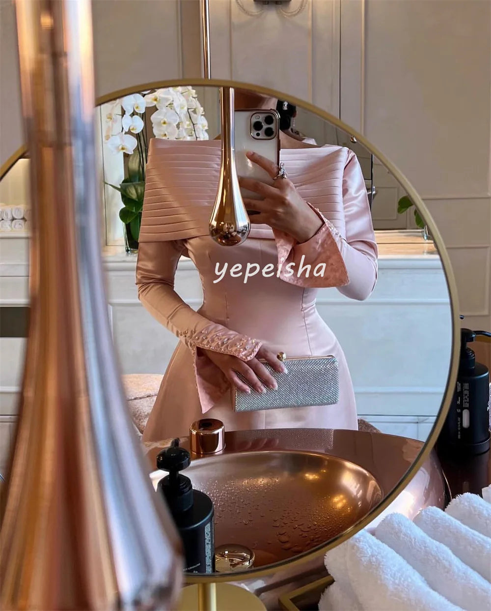 Maßgeschneiderte, exquisite, modische, plissierte, drapierte, mit Pailletten besetzte, schulterfreie A-Linien-Midikleider, maßgeschneiderte Anlasskleider, formell.