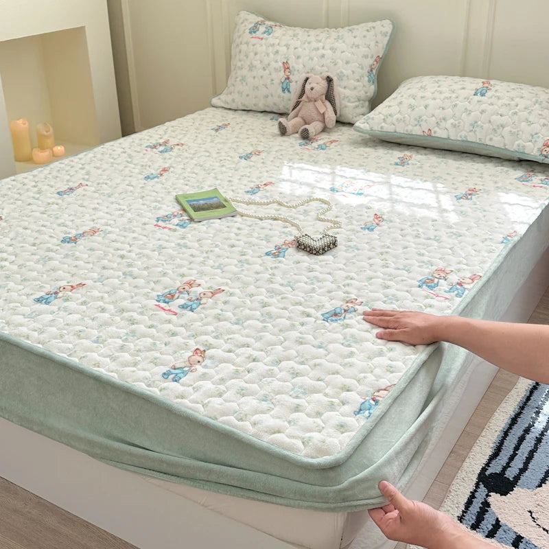 Quilted Velvet Bed Cover Printed Bedspread for Home Winter Mattress Protector Thicken Bed Linen 매트리스 커버 (No Pillowcase).