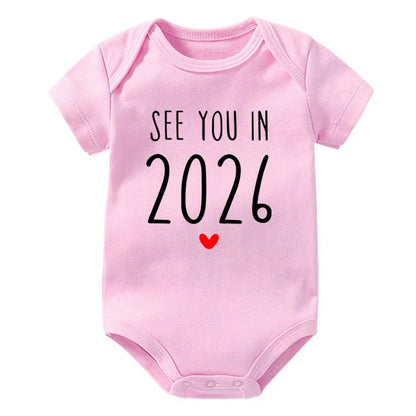 Wir sehen uns im Jahr 2026 Schwangerschaftsankündigung Baby Strampler Baumwolle Kleinkind Overall Sommer Kurzarm Neugeborene Jungen Mädchen Body